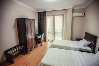 Отель Hotel Riva Батуми Стандартный двухместный номер с 2 отдельными кроватями-9